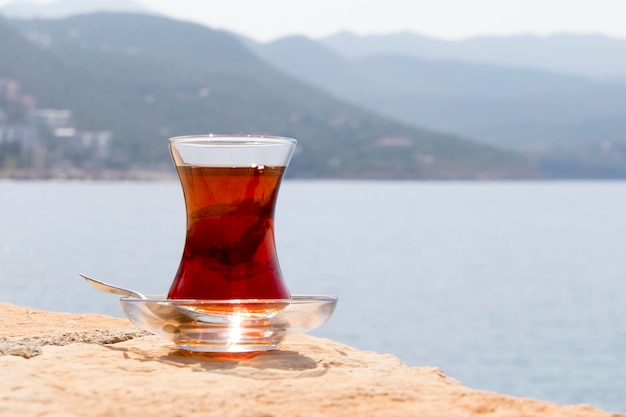 Tasse de thé turc le matin au bord de la mer