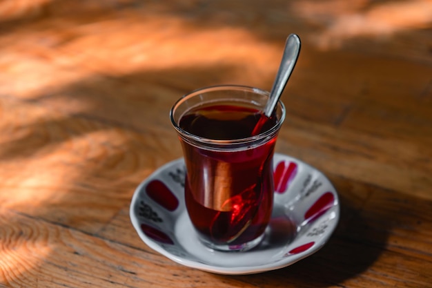 Tasse de thé turc sur une table en bois dans un café