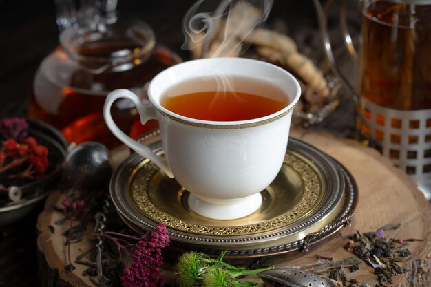 Une tasse de thé avec une vapeur fumée qui en sort.