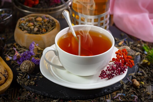 Photo une tasse de thé avec de la vapeur qui en sort