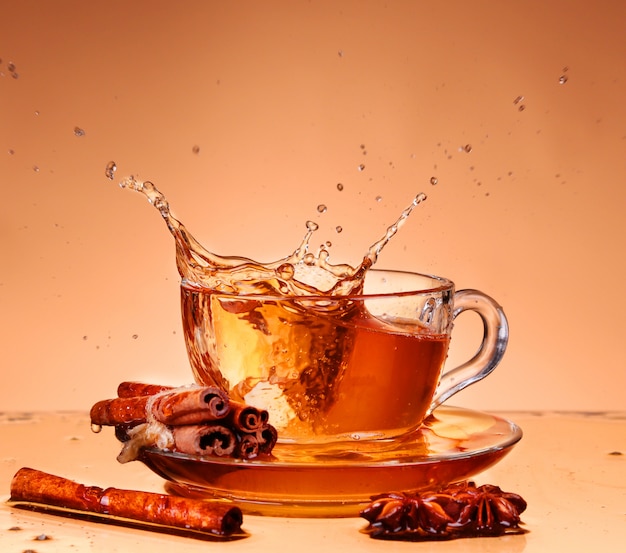 Tasse de thé sur verre avec fond orange