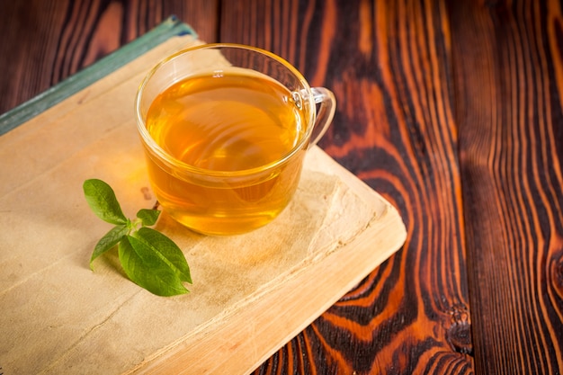 Tasse à thé vert sur bois