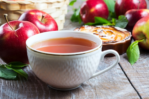 Tasse de thé vert sur fond de bois