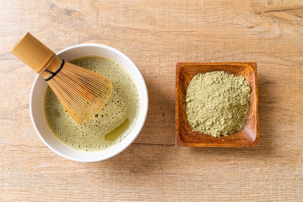 tasse de thé vert matcha chaud avec poudre de thé vert et fouet