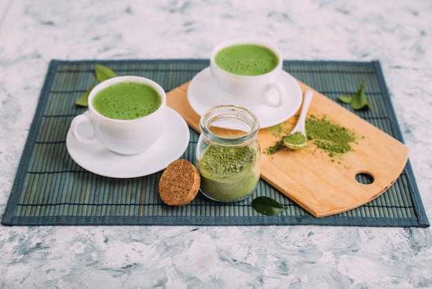 Tasse de thé vert matcha latte.