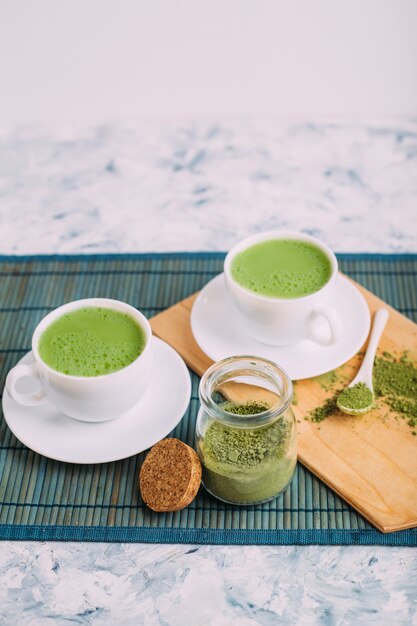 Tasse de thé vert matcha latte.