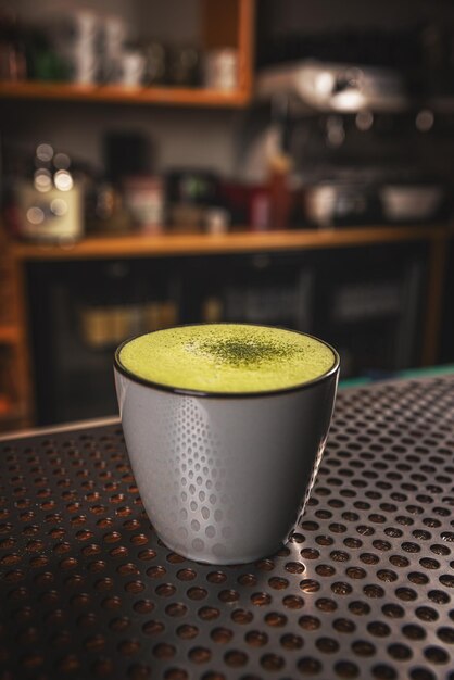 Une tasse de thé vert matcha latte