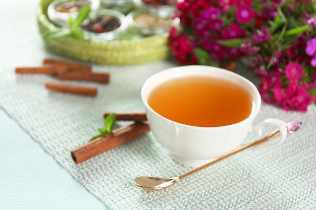 Tasse de thé vert savoureux sur table