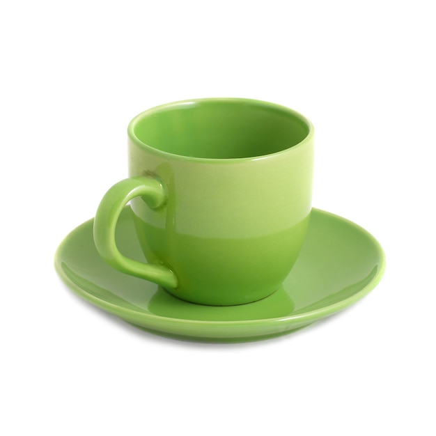 Tasse à thé verte et soucoupe isolated on white