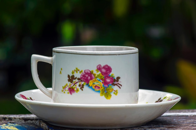 Une tasse à thé vintage en porcelaine à motif de fleurs