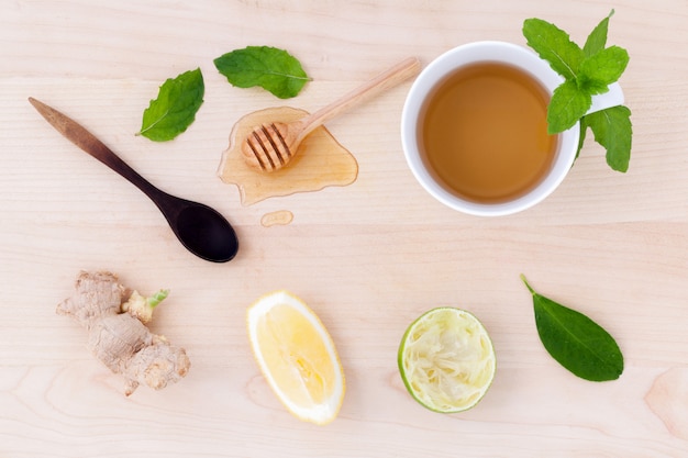 Tasse de tisane aux herbes fraîches sur fond de bois.