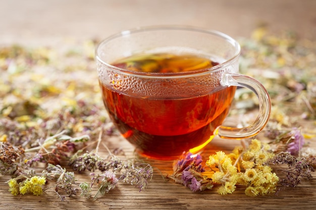 Tasse de tisane aux herbes séchées