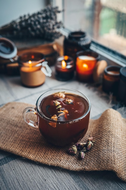 Une tasse de tisane avec des bougies allumées photo esthétiquement chaleureuse