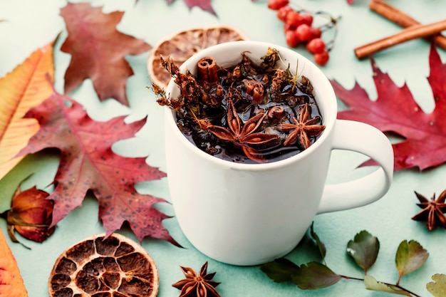 Tasse de tisane à la cannelle et anis étoilé