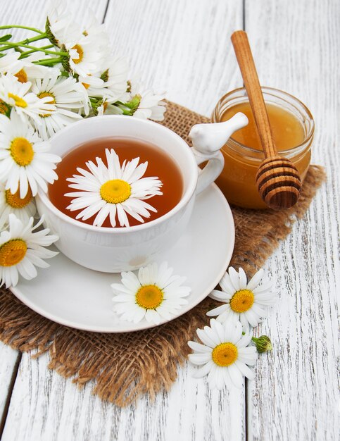 Tasse de tisane avec des fleurs de camomille