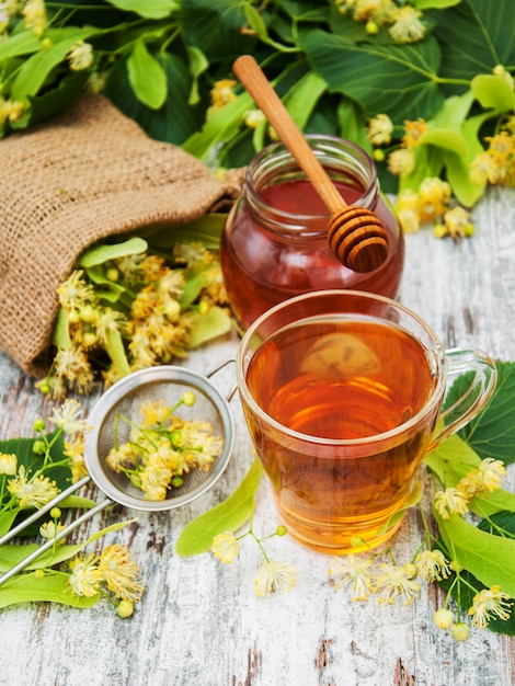 Tasse de tisane avec des fleurs de tilleul