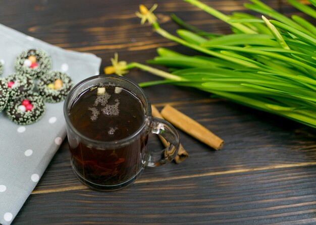 Une tasse de tisane sur fond sombre