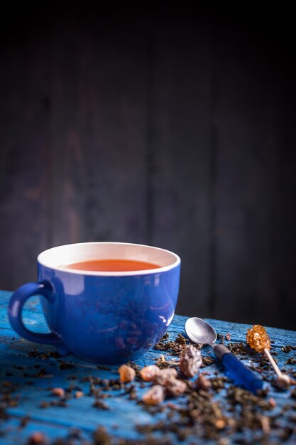 Tasse avec tisane fraîche