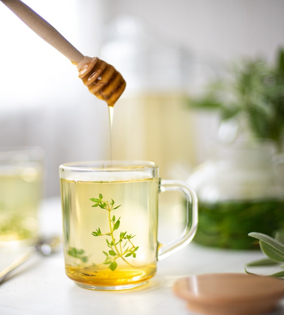 tasse de tisane à la menthe et au thym