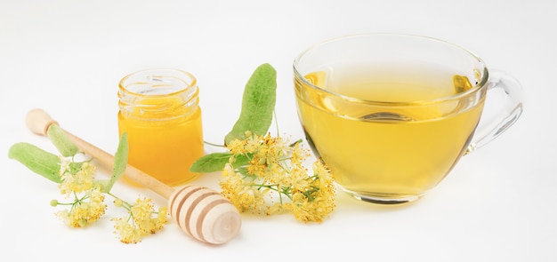 Tasse de tisane et de miel sur la table