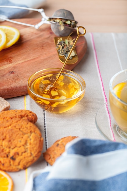 Tasse avec tisane et miel et tisane sèche