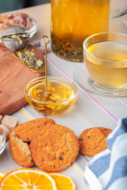 Tasse avec tisane et miel et tisane sèche