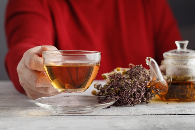 Tasse de tisane noire, mise au point sélective