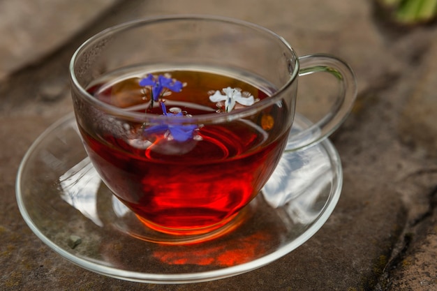 Une tasse de tisane sur une table en bois. Santé de la nature. Fermer.