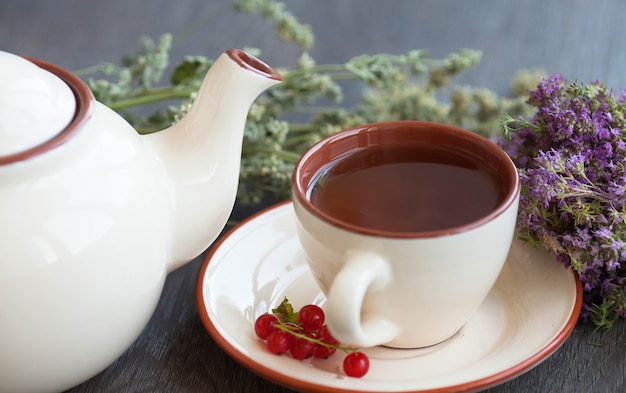 Tasse de tisane sur table en bois