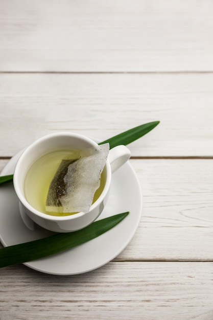 Tasse de tisane sur la table