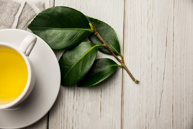 Tasse de tisane sur la table