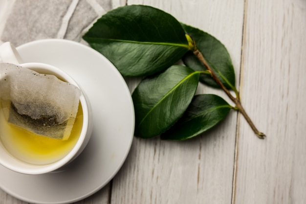 Tasse de tisane sur la table