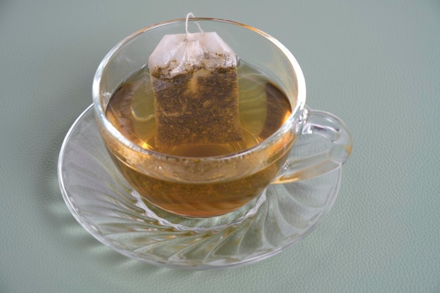 Tasse transparente avec thé et sachet de thé