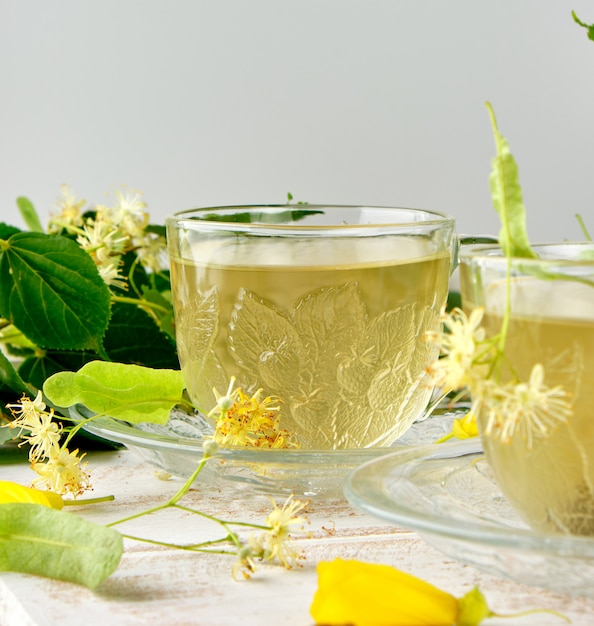 Tasse transparente avec thé de tilleul