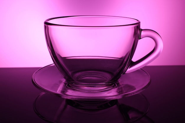 Photo tasse transparente vide sur la soucoupe