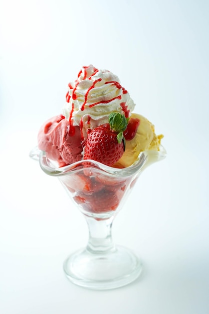 Tasse avec trois boules de crème à la banane et glace à la fraise