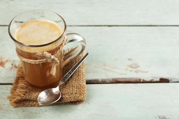 Tasse en verre de cacao sur fond de planches de bois de couleur