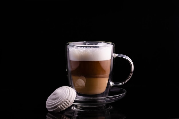 Tasse en verre avec café et guimauves.