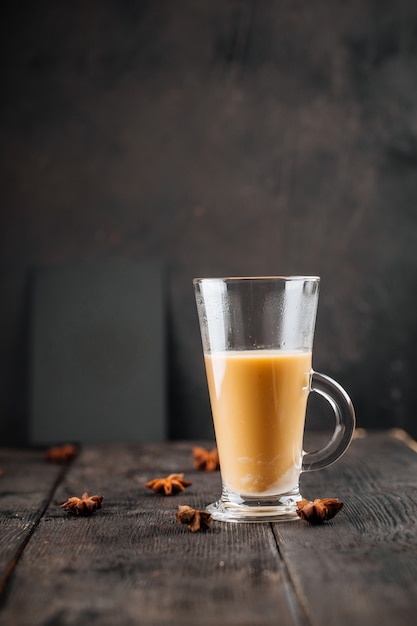 Tasse en verre avec café et lait condensé