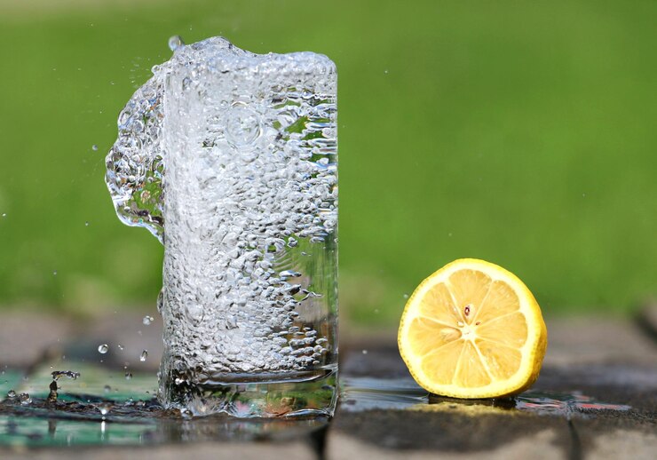 Photo une tasse en verre avec un citron dessus