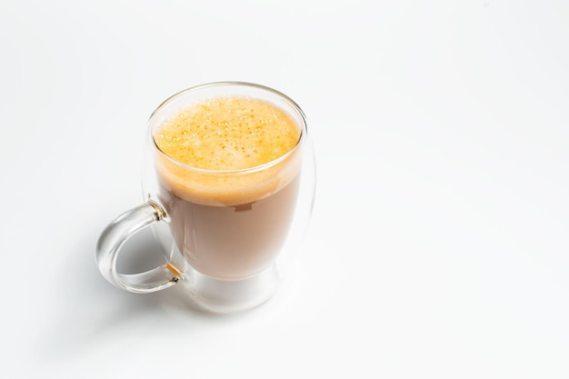 Tasse en verre à double paroi avec café et lait végétalien sur fond blanc