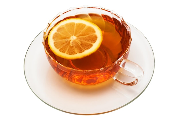 tasse en verre avec du thé et un citron sur fond blanc