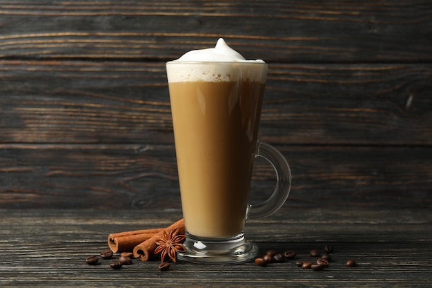 Tasse en verre de graines de café latte et de cannelle