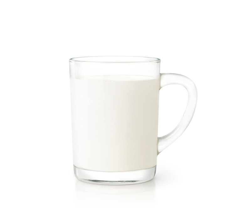 Photo tasse en verre de lait frais isolé sur fond blanc. chemin de détourage.