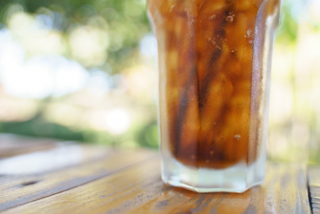 Photo tasse en verre avec soda pétillant au cola