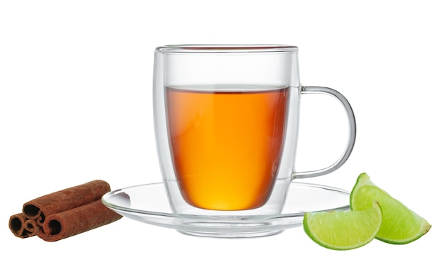 Tasse en verre de thé et de bâtons de cannelle isolé sur fond blanc