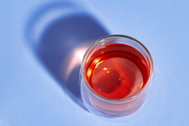 Tasse en verre de thé sur bleu avec ombre