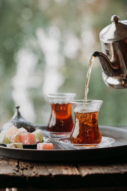 Tasse en verre de thé turc servi dans un style traditionnel avec vue extérieure d'été