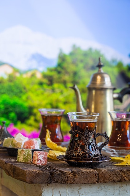 Tasse en verre de thé turc servi dans un style traditionnel avec vue extérieure d'été