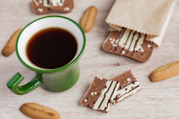 Tasse verte de americano et chocolat au lait